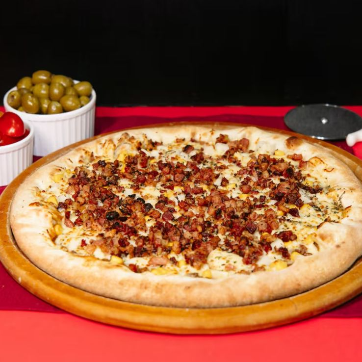 Atum, milho, palmito, mussarela, bacon, molho de tomate, azeitonas e orégano.