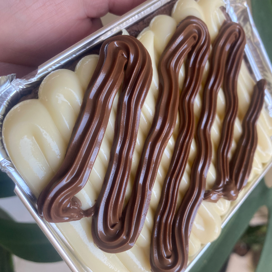 Uma base deliciosa de Brownie com cobertura brigadeiro gourmet de Leite Ninho e finalizado com a irresistível Nutella. Peso médio: 220g.  promoção , cupom , oferta , morango , sobremesa , red velvet , banoffe , pudim , doce de leite , Dia dos namorados , festa junina , bolo gelado , Ninho , trufado , cone , café , frete grátis , presente , coxinha , gostoso , preço baixo , combo , promo , Doces , bolos , brigadeiro , docinhos , bolo vulcão , aniversario , coco , bolo de pote , gelado , chocolate , Pipoca gourmet , biscoito amanteigado, empada , frango , pistache , frutas vermelhas , geleia , coca , refri , combo , salgado , mousse , entrega rápida , grátis , 0800 , desconto , almoço barato , Nutella , brownie recheado , lanche barato , afogadinho , empada , cookies , cookie recheado , cookie americano , fatia recheada