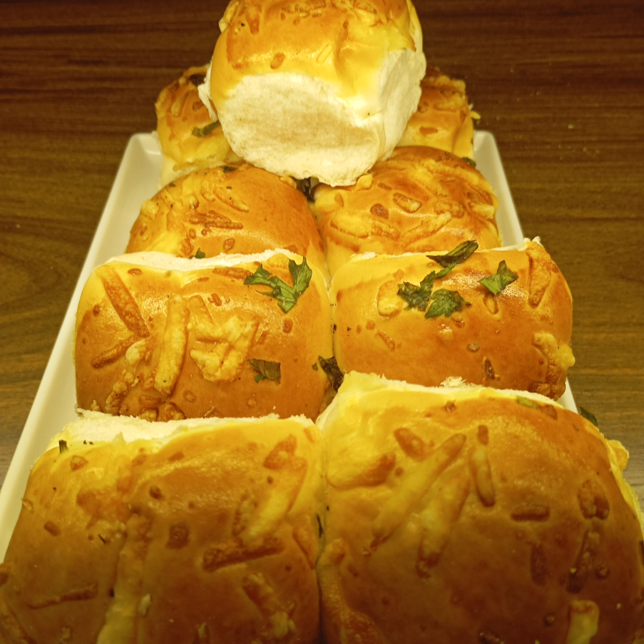 Brioche de massa extra clara coberto com queijo provolone.