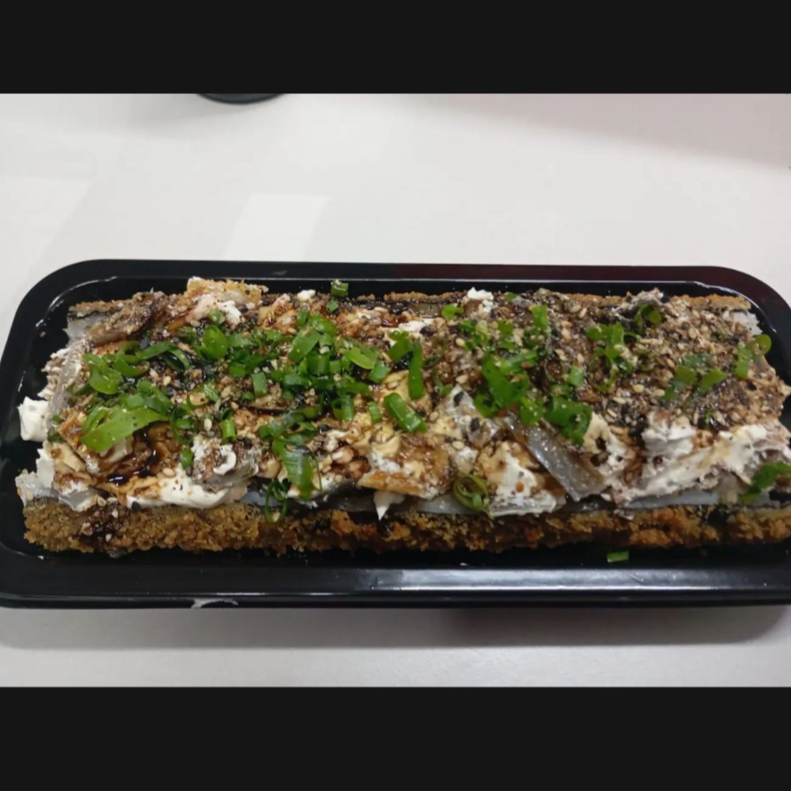 O Super Hot Skin é empanado e frito, recheado com Skin (pele do Salmão grelhada), cream cheese, cebolinha, gergelim e um delicioso tarê.