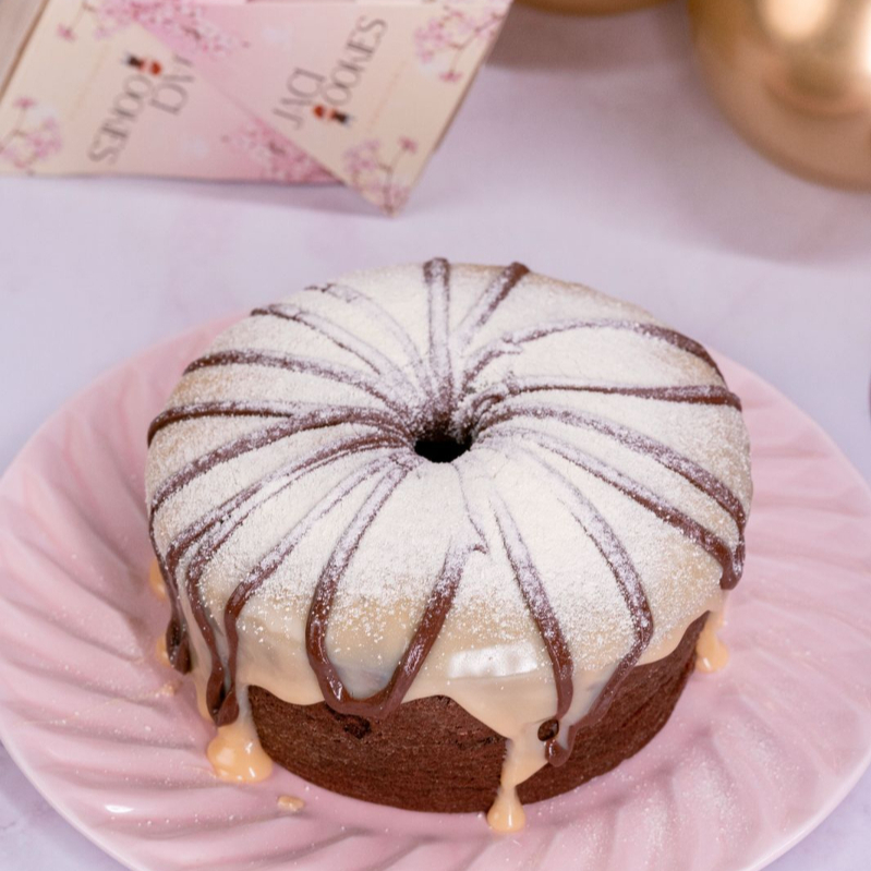 Massa de chocolate cacau, brigadeiro de ninho cremoso, nutella purinha, decorado com leite ninho em pó.