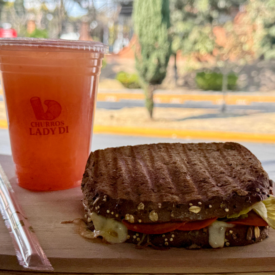 Croissant / Sandwich y Jugo 16oz