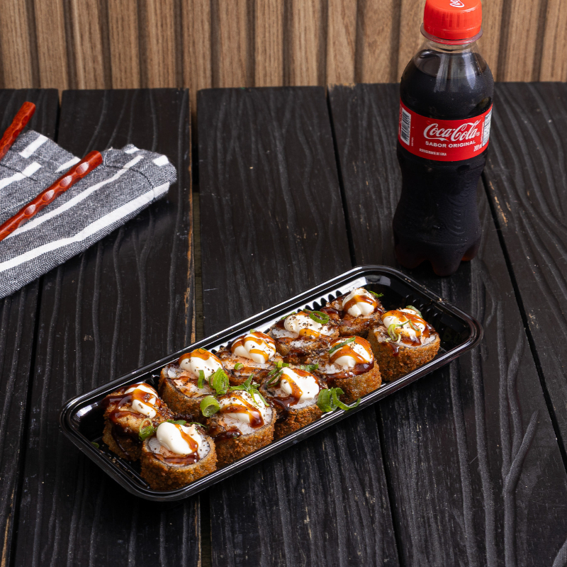 10 unidades de hot roll crocante, recheado com salmão e cream cheese + 1 Coca-Cola (200 ml). Combinação perfeita de sabor quente e bebida gelada. Delícia completa!