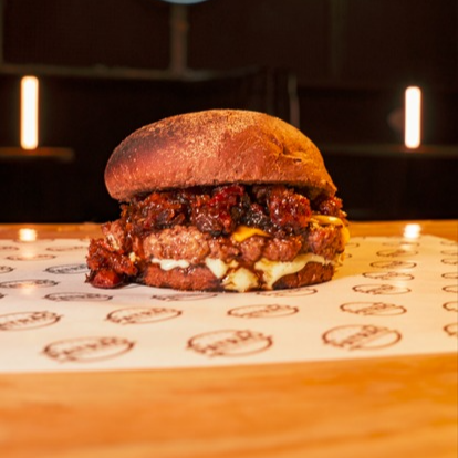 Hamburguer de 150g, queijo chedda, Geleia de bacon feita na casa, molho e pão brioche