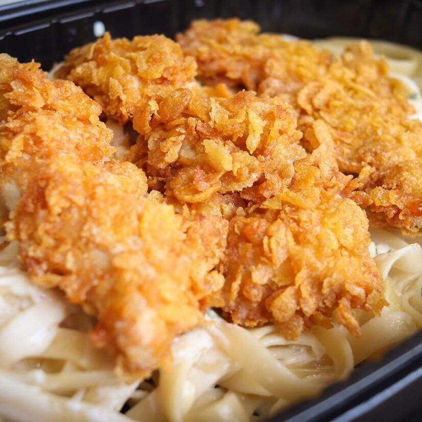 Fetuccini Alfredo con Tiras Crispy