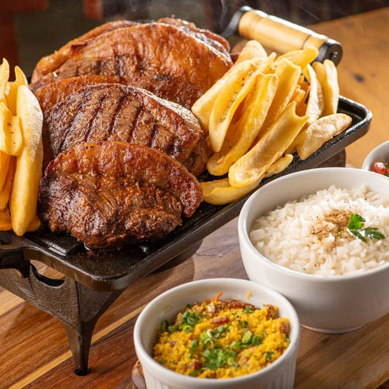 Picanha selecionada, arroz branco, batata fritas ou mandioca, farofa e vinagrete." Embalagens seladas.
Para três pessoas
800g picanha
300g arroz branco
Farofa
Vinagrete
Batatas canoas fritas ou mandioca
Para duas pessoas
400g picanha
150g arroz branco
Farofa
Vinagrete
Batatas canoas fritas ou mandioca