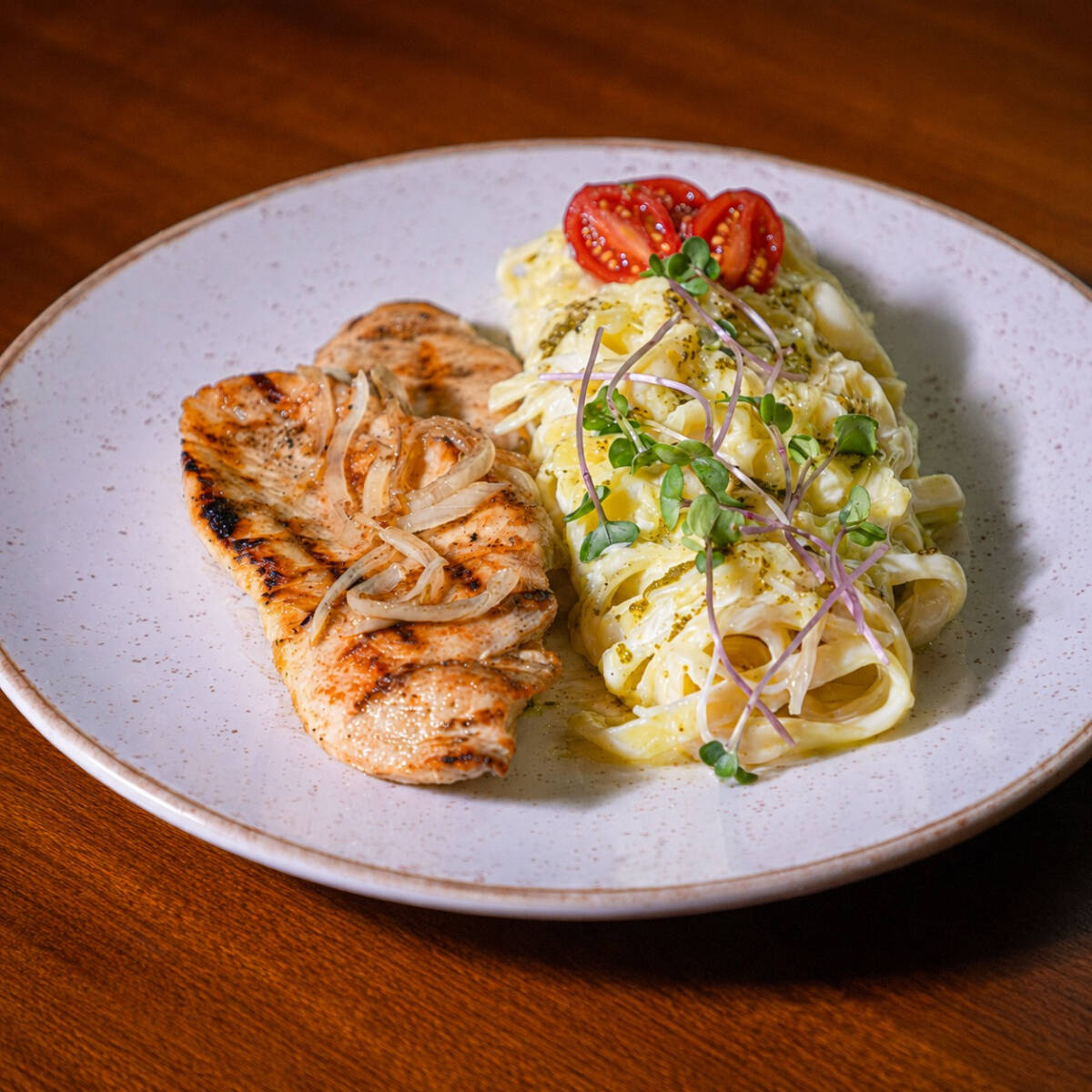 Fettuccine ao molho branco, azeite de salsa e filé de frango grelhado.