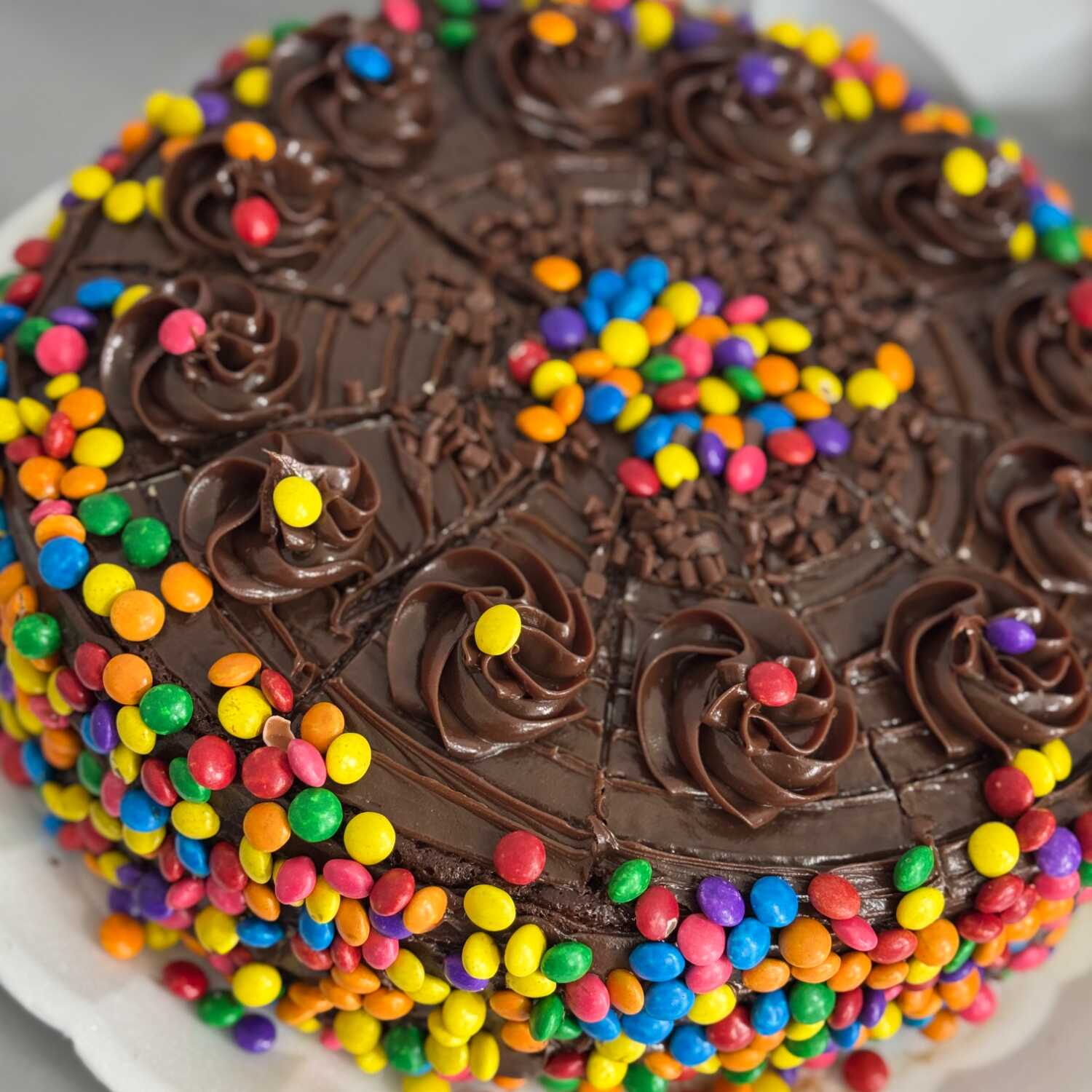 Massa chocolate | recheio de brigadeiro |decorada com disquete de chocolate.