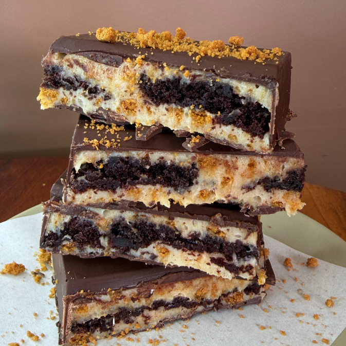 1 barra de chocolate meio-amargo, brigadeiro de biscoff.