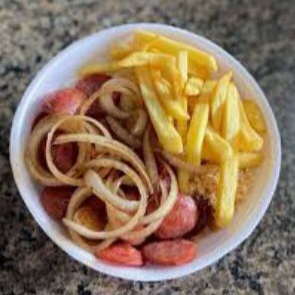 Calabresa acebolada, batata frita, arroz, feijão e verdura refogada