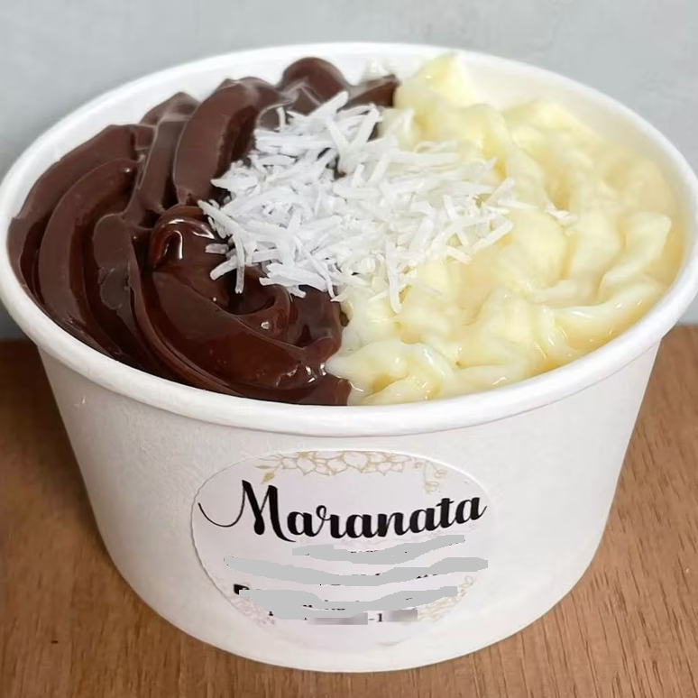 Massa fofinha de chocolate molhada com calda de leite condensado, coberto com brigadeiro gourmet cremoso e beijinho de coco cremoso, feito com coco ralado da sococo. Enviado em nosso pote biodegradável. Ótima opção para presente.