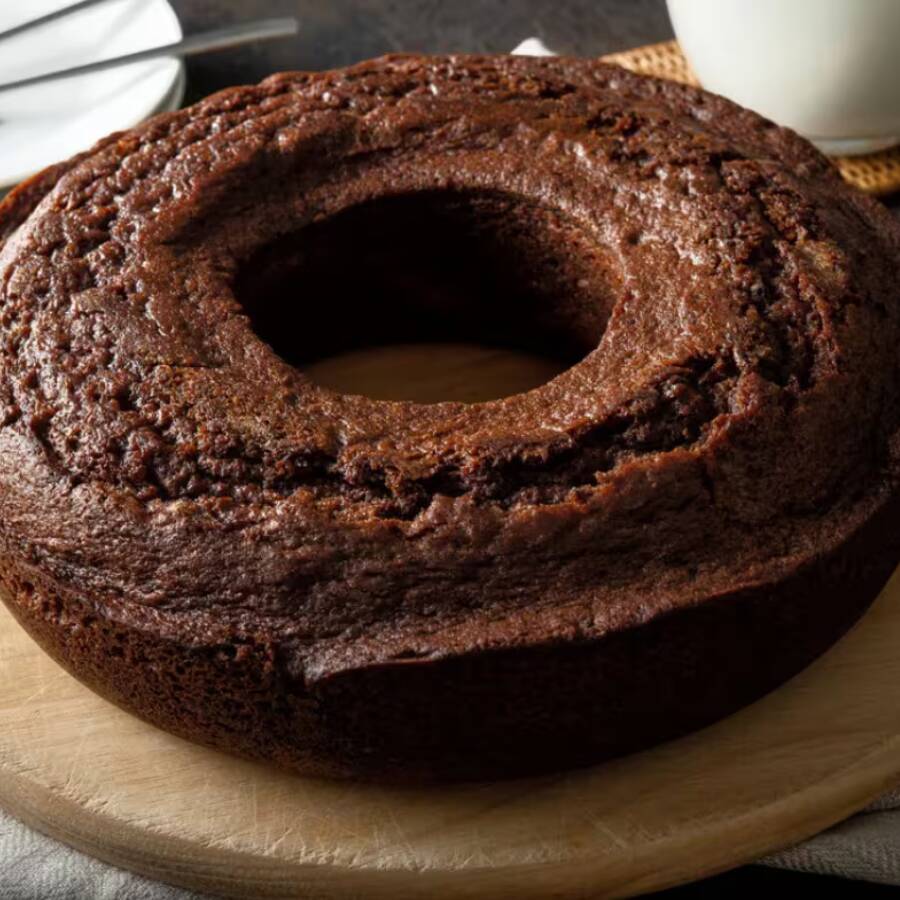 Bolo De Chocolate Irresistível, Preparado Com Chocolate De Qualidade Que Entrega Aroma Intenso e Sabor Inconfundível A Cada Mordida. Massa Fofinha e Equilíbrio Perfeito Entre Doçura e Cacau. Experimente Também Com Nossa Calda De Chocolate Cremosa.