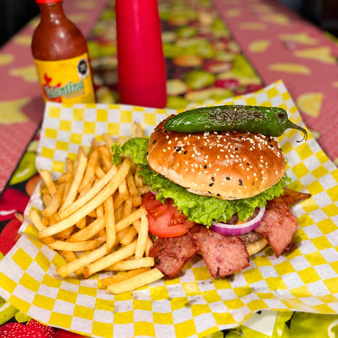 Hamburguesa de Tocino con 1/2 Orden de Papas