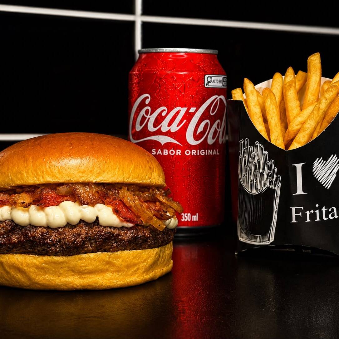 Desfrute do nosso Combo Super Bacon Catupiry, uma combinação irresistivelmente deliciosa, que inclui um suculento Burger Super Bacon Catupiry, revestido com o cremoso e inconfundível Catupiry. Acompanha uma porção generosa de batatas fritas, crocantes por fora e macias por dentro, e um refrigerante em lata para complementar. Além disso, temos a nossa exclusiva e saborosa maionese da casa. Um trio perfeito que vai te surpreender! Aproveite esta oferta imperdível, com 20% de desconto, e satisfaça seus desejos culinários!