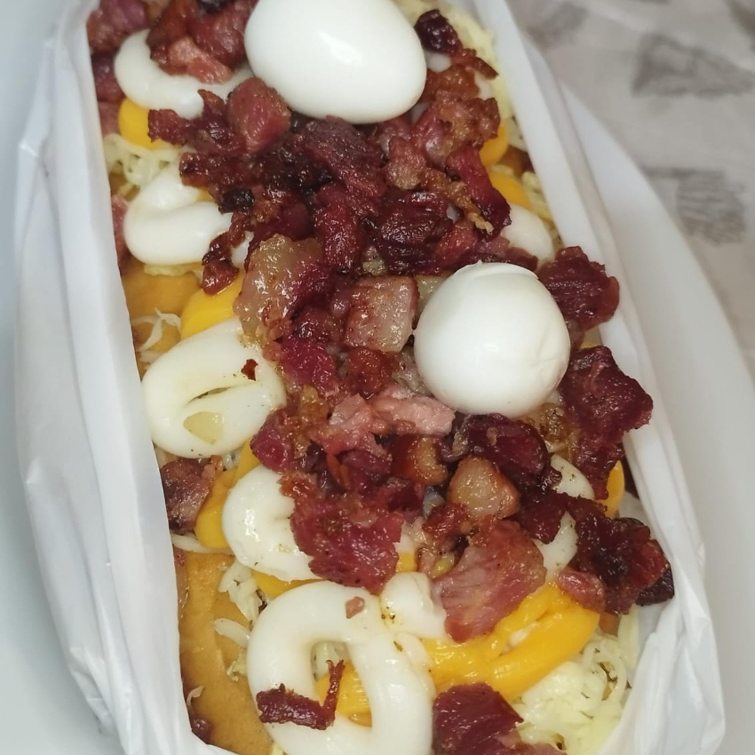 pão,1 linguiça,batata palha,mussarela,cheddar,catupiry,bacon,2 ovos,molhos verde e barbecue.
