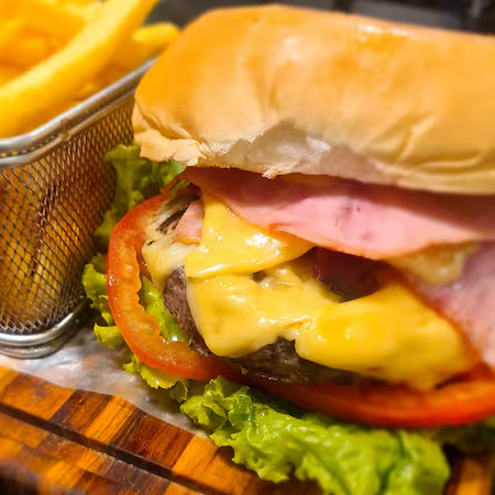 Pão de hambúrguer, hambúrguer, queijo, ovo, bacon, alface, tomate e maionese