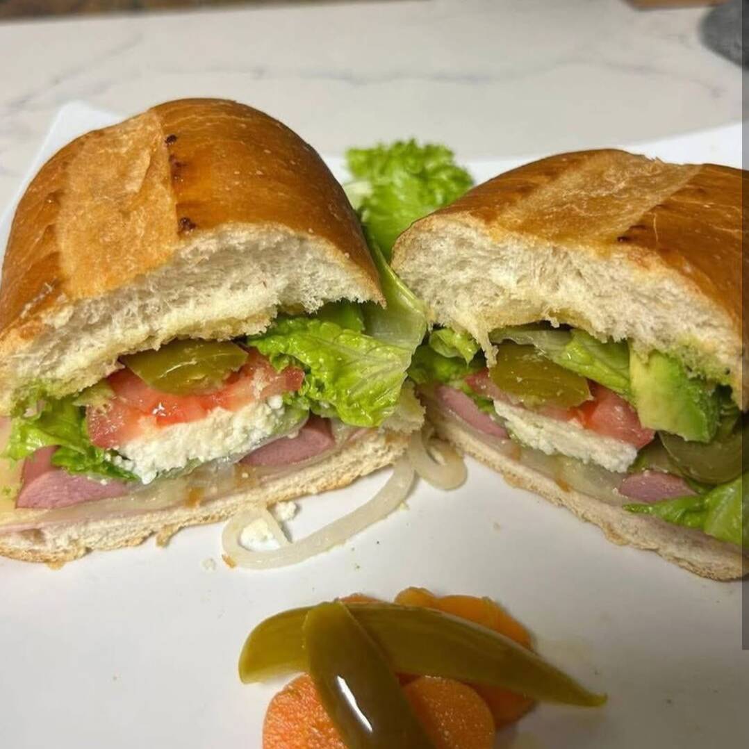Tortas de Jamón con Queso y Aguacate