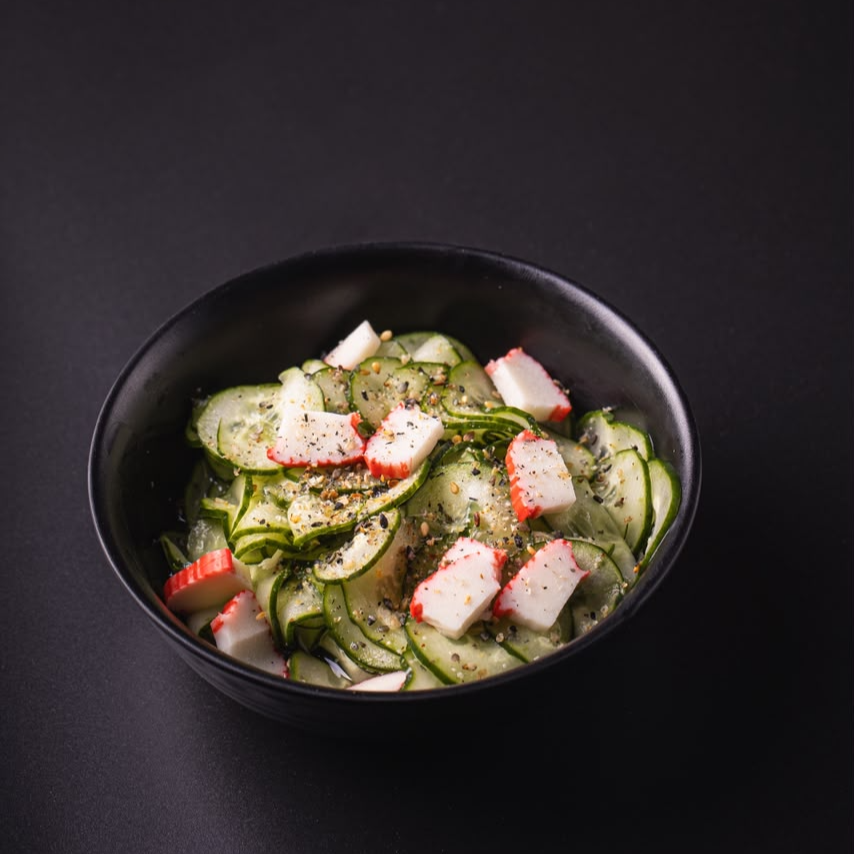 Sunomono: finas fatias de pepino agridoce acompanhadas de kani kama, criando uma combinação leve, refrescante e levemente adocicada que desperta o paladar a cada garfada. 🥒✨🍣