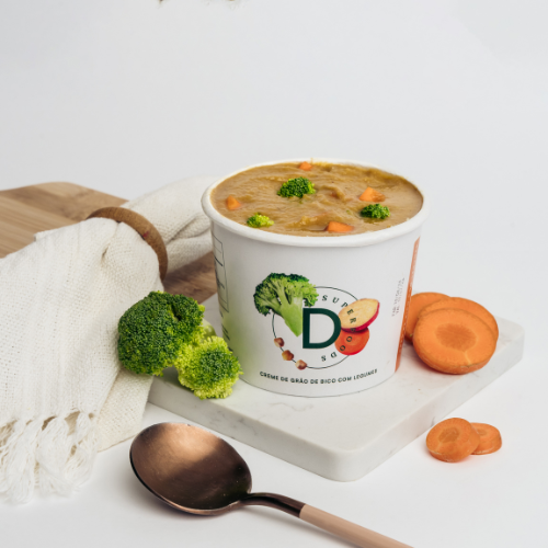 (Consumo imediato) Nossa sopa super cremosa de Grão de Bico é deliciosamente temperada, fonte de fibras e naturalmente proteica (12g de proteína vegetal na porção de 400g). Para finalizar, colocamos em cima pedacinhos de cenoura, batata doce, brócolis e mais grãos de bico al dente para um toque gostoso e crocante. *Esta sopa é produzida no Dia e chega quentinha na sua casa. (Porção 400g: 320 kcal)