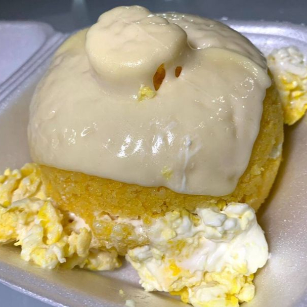 Cuscuz recheado com ovo cremoso por dentro e por fora, e finalizado com queijo mussarela.