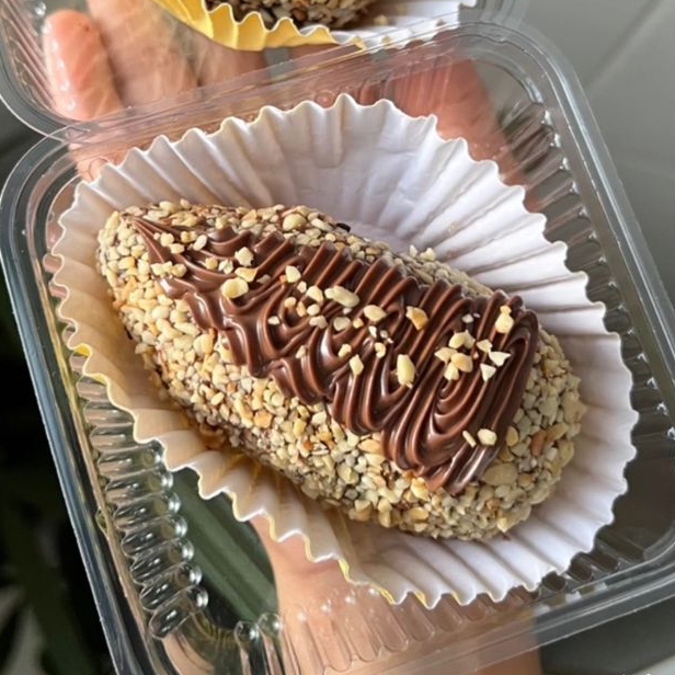 Morango + brigadeiro + castanhas e finalizado com Nutella