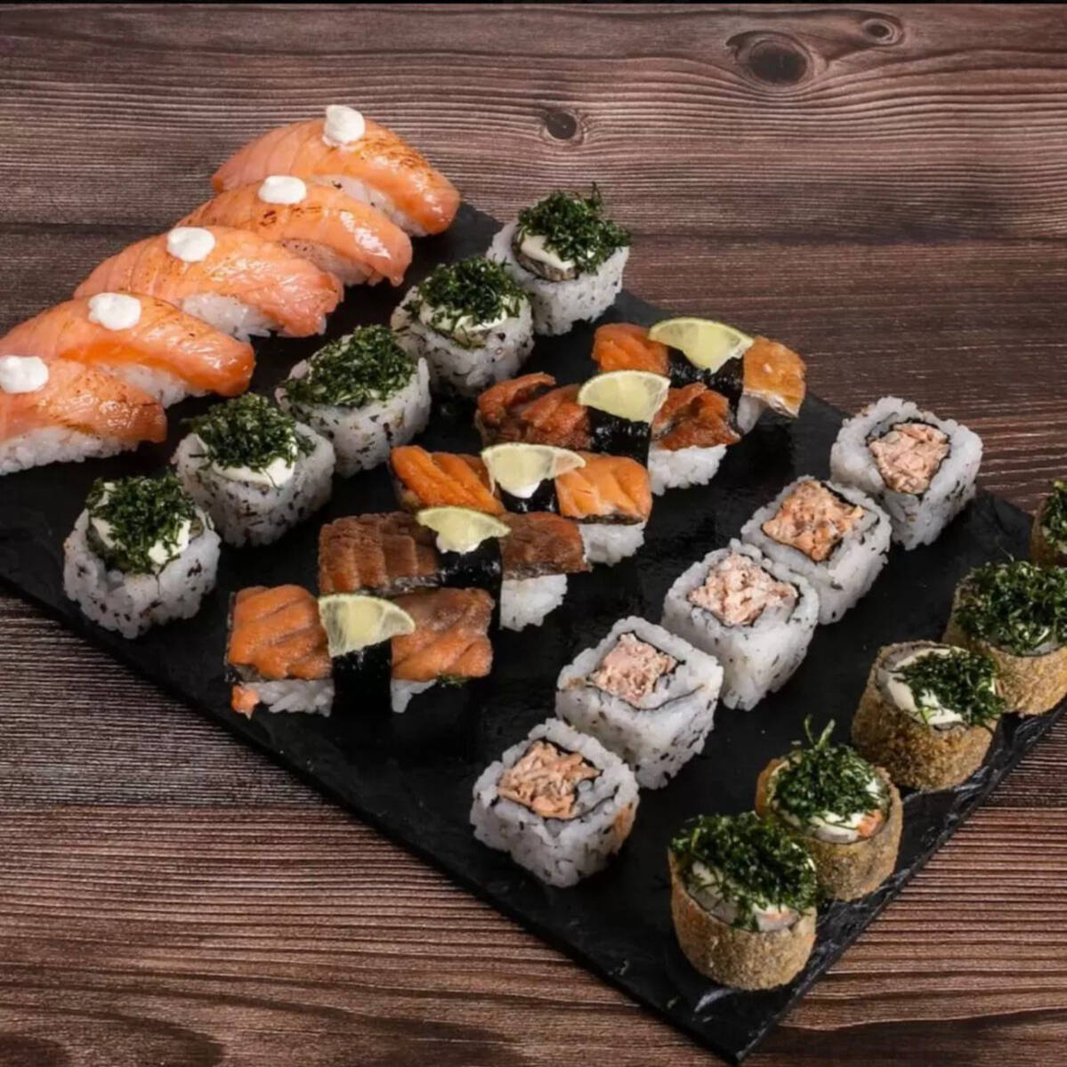 5 Niguiri Maçaricado, 5 Uramaki Skin, 5 Niguiri skin,5uramaki salmão, 5 hot roll
