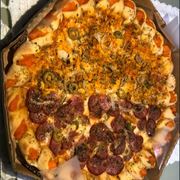 Molho Especial Italiano, Mussarela Argentina Premium, Muita Calabresa, Muito Frango, Cebola, Azeitonas, Orégano, E Bordas Flex Catupiry E Cheddar.