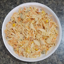 Peito de frango desfiado, cenoura, milho, azeitona, cebola, bacon, maionese e batata palha.