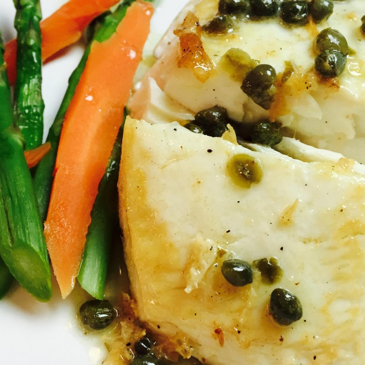 Filete robalo en salsa de pimiento rosa