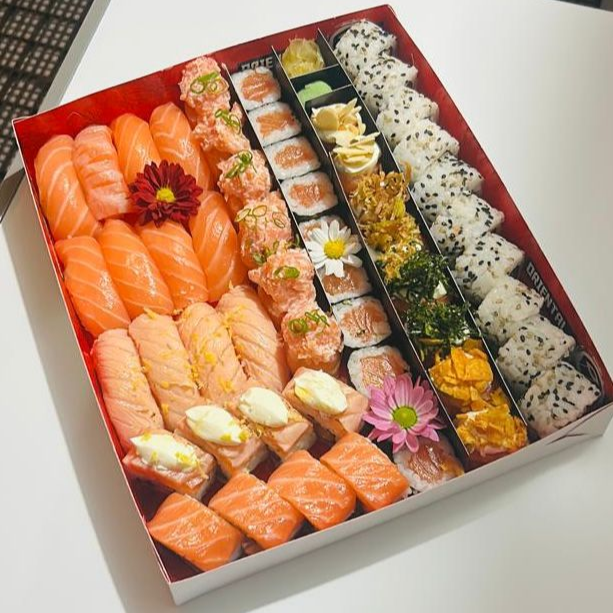 Perfeito para os amantes de salmão! Um combinado completo e irresistível com 10 uramakis, 8 baterás, 10 hossomakis, 14 joes mistos e 12 niguiris, todos preparados com salmão fresco e selecionado. Uma explosão de sabor em cada peça! Todos os nossos combinados já acompanham hashi, shoyu e guardanapos para sua melhor experiência.