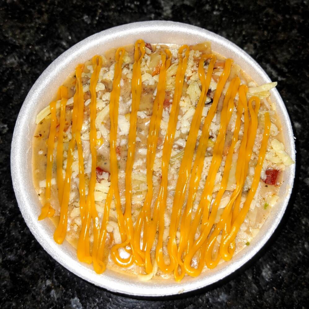 200g de massa al dente envolvida em um delicioso molho branco cremoso com toque de molho bolonhesa. Acompanha bacon, calabresa e milho.Finalizado com Mussarela . Peso final de 700g. Uma receita exclusiva da Kl Massas, feita para quem ama muito sabor e cremosidade.
