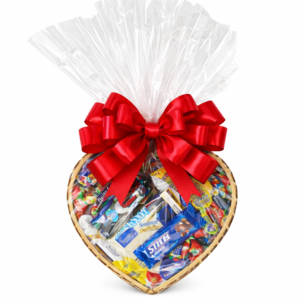 Um lindo coração de madeira reheadinho de deliciosos bombons contem uma caixa de chocolates lacta ou nestlé