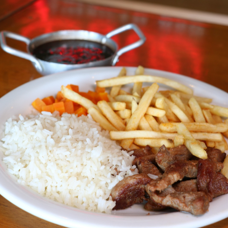 Feijão, arroz, carne picadinha, cenoura e batatas fritas.