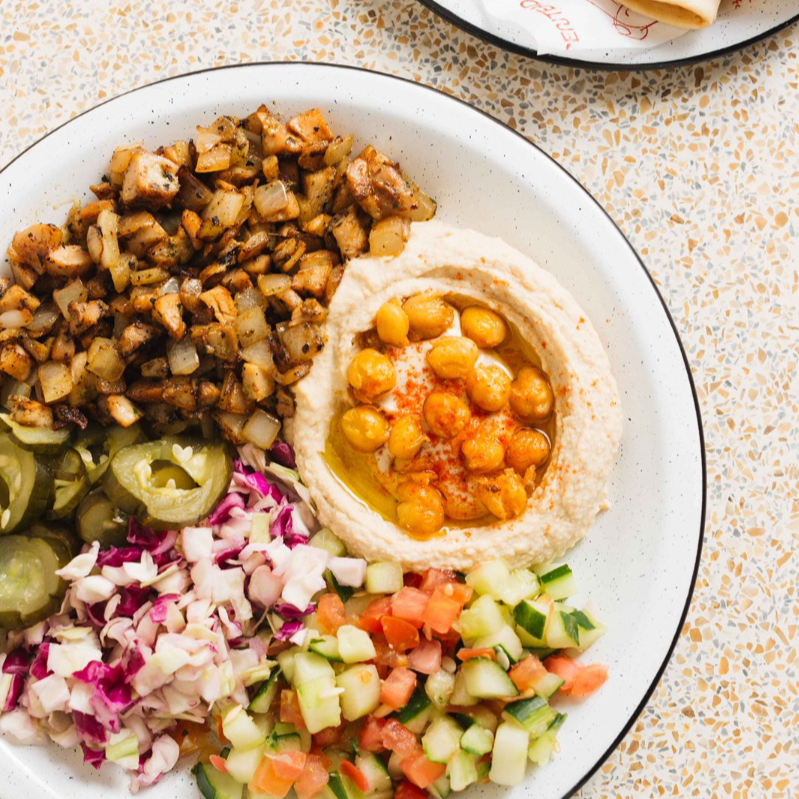Coxa e sobrecoxa de frango temperada com cebola na chapa, com o acompanhamento a sua escolha.