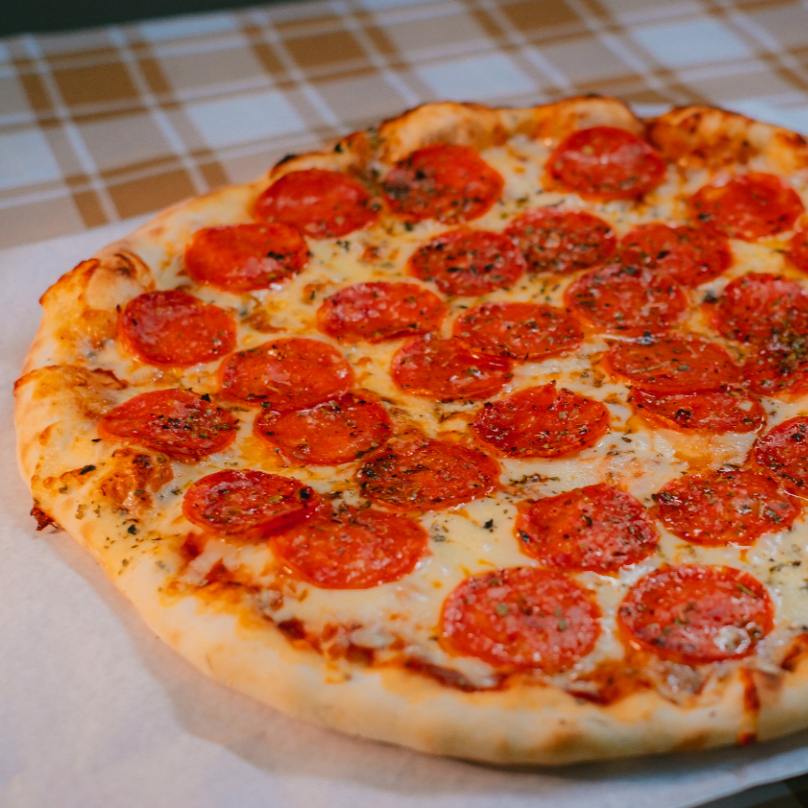 Inspirada no clássico mundial, esta pizza combina a cremosidade da muçarela com o sabor levemente picante e defumado do pepperoni. Uma explosão de sabor que harmoniza perfeitamente com a nossa massa quentinha.