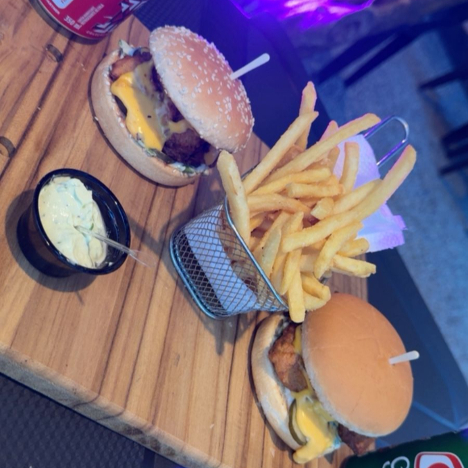 Combo com 2 burgers de frango empanado, crocante por fora e suculento por dentro, cheddar, cebola caramelizada, baconese e uma deliciosa maionese de alface, especialidade do Lima´s. Acompanha uma porção de batata frita e 1 coca cola e 1 guaraná.Pão Smart com e sem gergelim (Peso: 50g/ Altura: 4cm/ Diâmetro: 9,5)