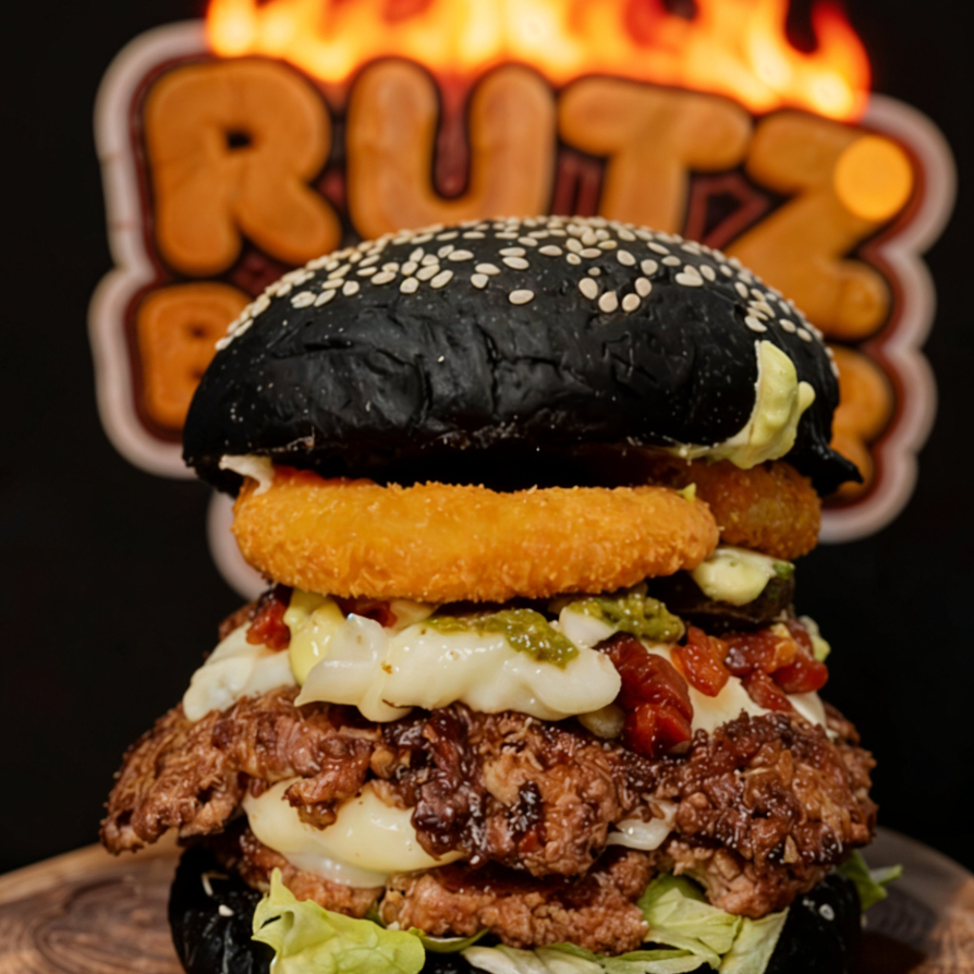 Pão black selado, 2x80g suculentos, cubos de bacon crocantes, catupiry cremoso, onion rings e molho gorgonzola pra fechar com estilo.