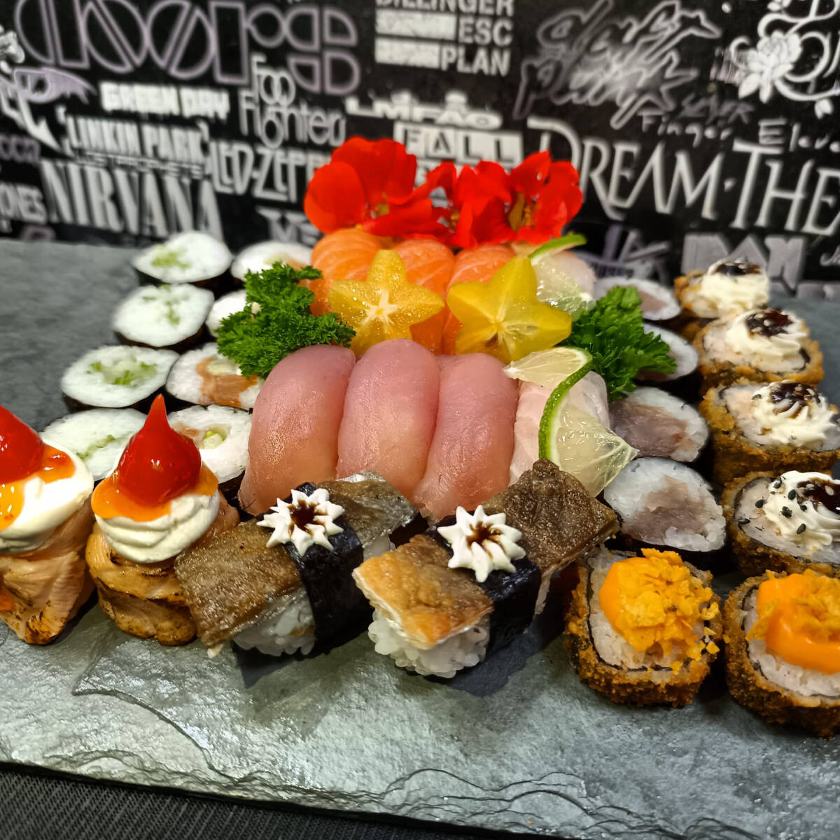 30 peças • 3 Sushi Salmão • 3 Sushi Atum • 2 sushi peixe branco • 2 Sushi Skin • 4 Maki Salmão • 4 Maki Atum • 4 Kapamaki • 4 Hot Filadelfia Crocante • 2 Hot Nirvana • 2 Joy Red Hot Chili Peppers Especial. *não trocamos peças dos combinados  Antonio Carlos Brasileiro de Almeida Jobim (Rio de Janeiro, 25 de janeiro de 1927 — Nova Iorque, 8 de dezembro de 1994), mais conhecido pelo seu nome artístico, Tom Jobim, foi compositor, maestro, pianista, cantor, arranjador e violonista brasileiro. É considerado o maior expoente de todos os tempos da música popular brasileira pela revista Rolling Stone e um dos criadores do movimento da bossa nova, com sua música e melodia, ao lado da letra e poesia de Vinicius de Moraes e da voz e violão de João Gilberto.