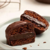 Massa macia, recheada de brigadeiro cremoso e coberta com chocolate. Irresistível combinação.