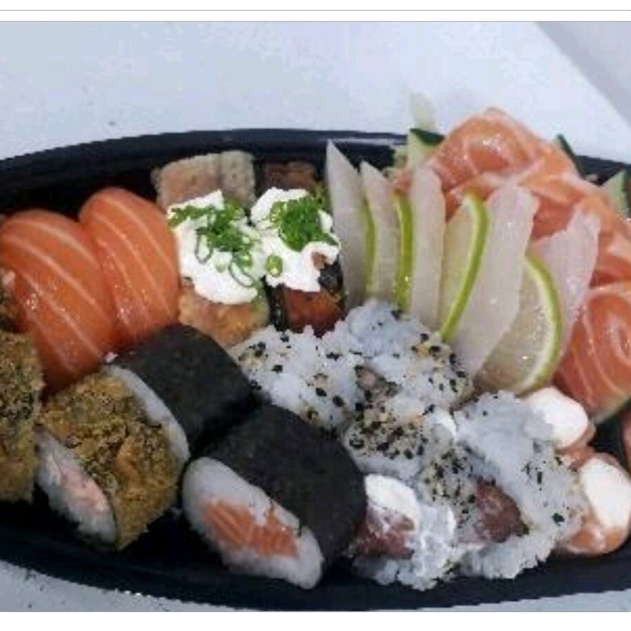 5 sashimis de salmão, 5 sashimis de tilápia, 4 niguiris variados, 6 gunkan variados, 5 uramakis variados e 5 hots filadelphia