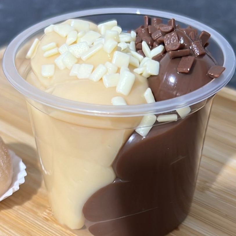 Brigadeiro chocolate belga ao leite, brigadeiro de ninho cremoso finalizado com granule da melken