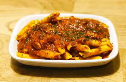 Acompanhamento de penne com molho pomodoro. Porção individual.