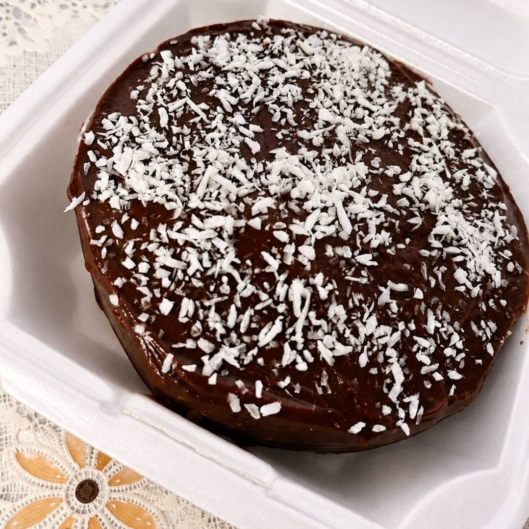 Massa fofinha de chocolate, muito recheio cremoso e cobertura escorrendo