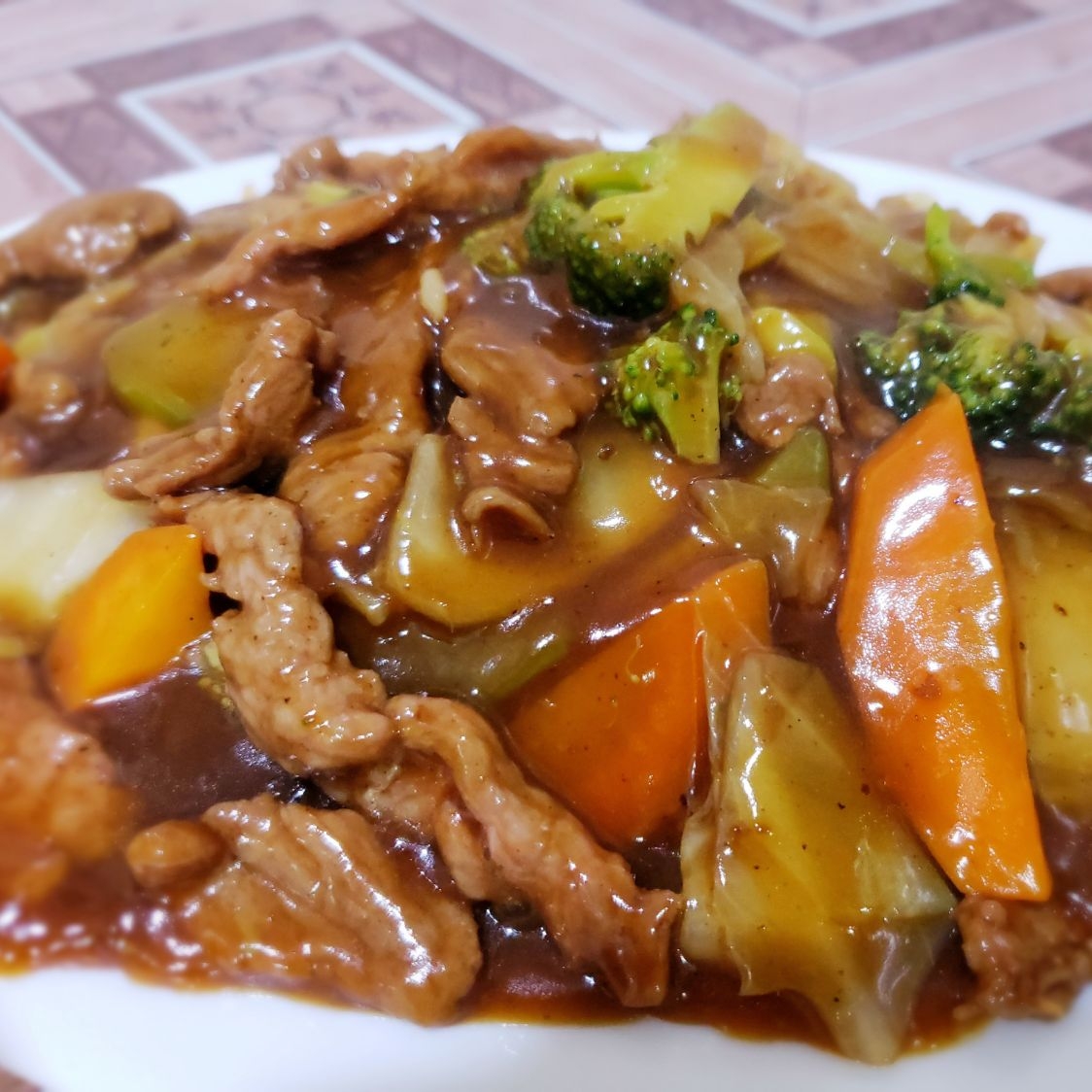 Arroz con Carne de Res y Vegetales en Salsa