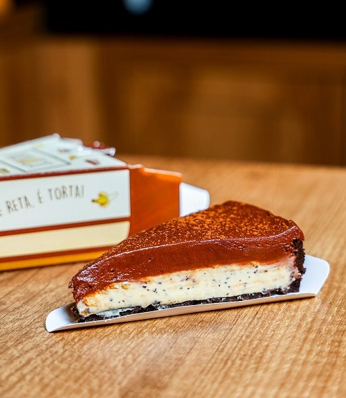 Uma sinfonia de sabores em cada garfada: a crocância da base de massa de bolacha de chocolate, a acidez do maracujá com a doçura do chocolate se une para criar uma experiência única.
Essa é a Maracolate, está esperando o que para pedir?
Aproximadamente 190 gramas