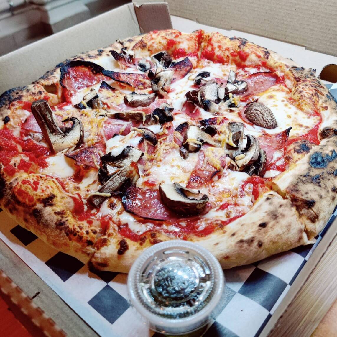 Pizza Salami y Champiñones