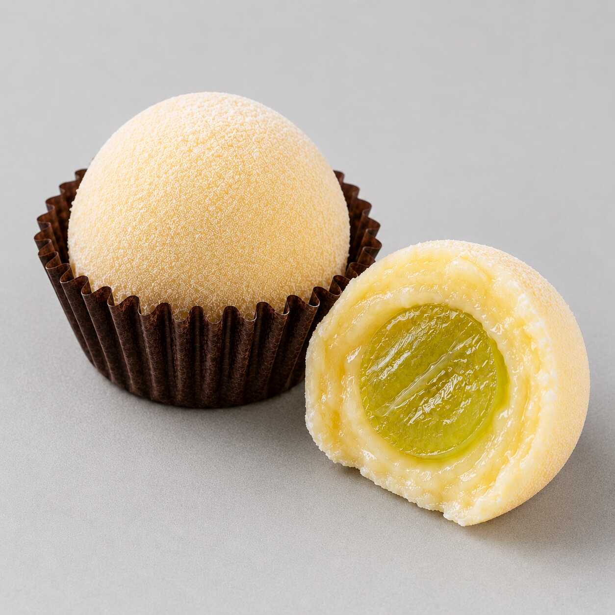 Brigadeiro de Ninho recheado com uva verde fresca. O equilíbrio perfeito entre cremosidade e frescor.