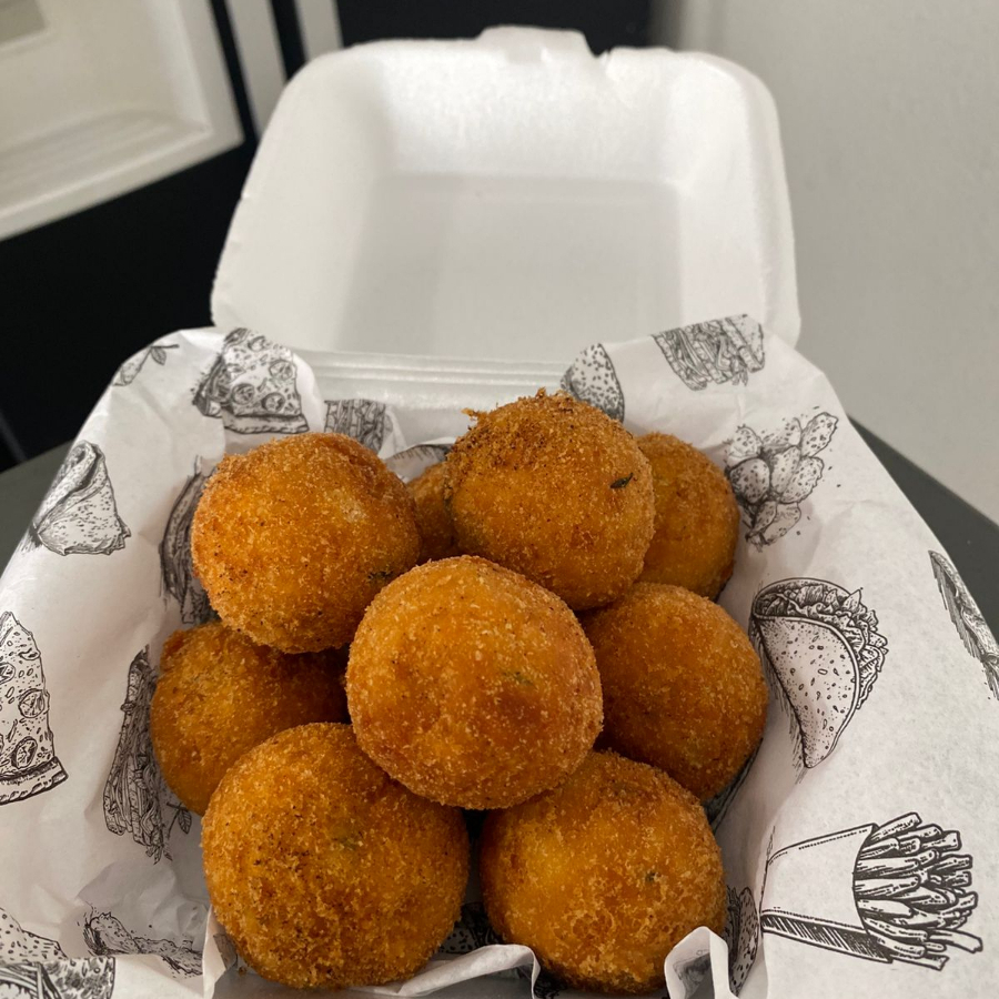 (10 unidades - 40/45gr cada) BOLINHOS DE CAMARÃO COM CREAM CHEESE ORIGINAL (Fritos) Fabricação da Fish Famiy