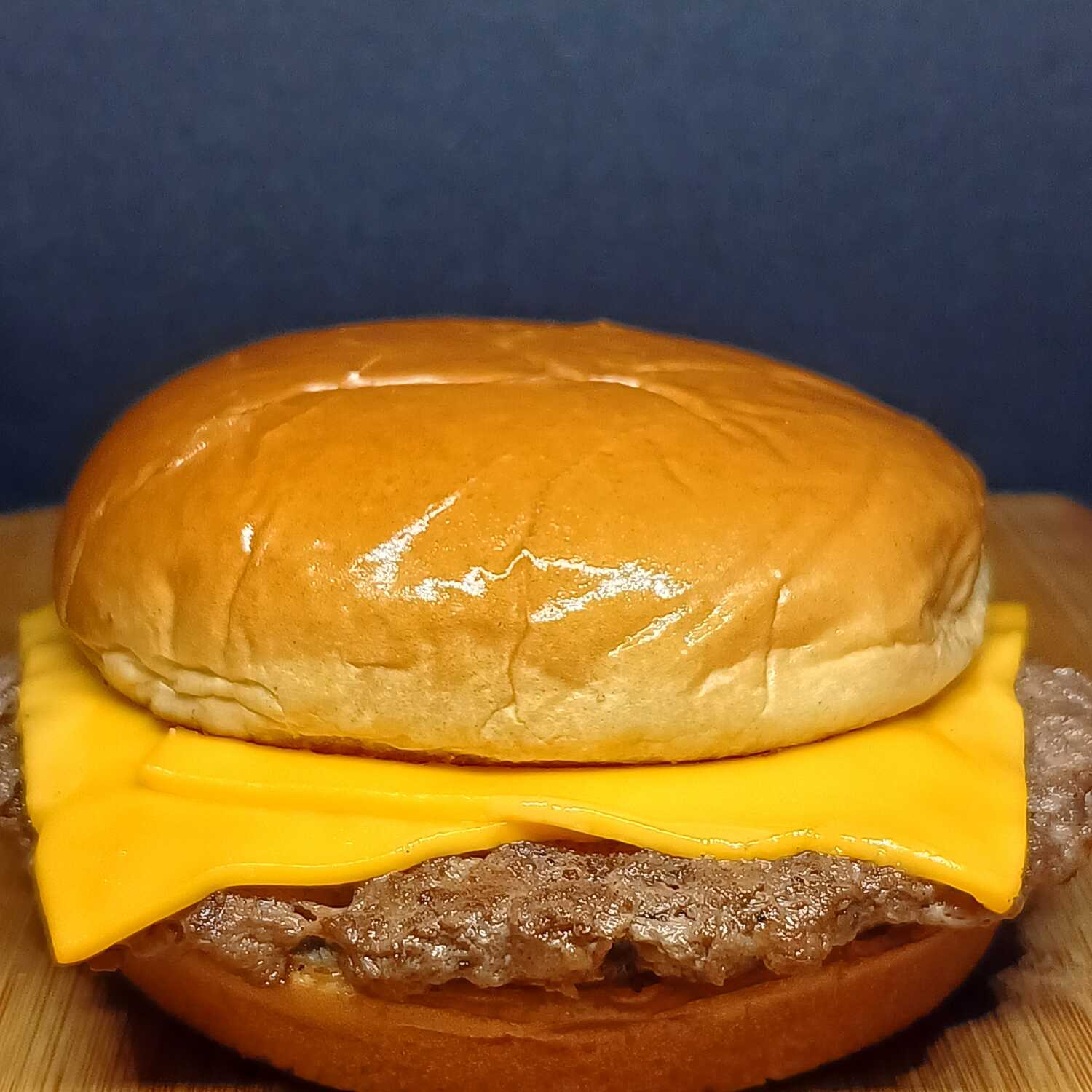 Delicioso pão de brioche, 100g de carne tostadinha, com queijo cheddar derretido, coberto de molho Gourmezi. Acompanha pote extra de maionese temperada.