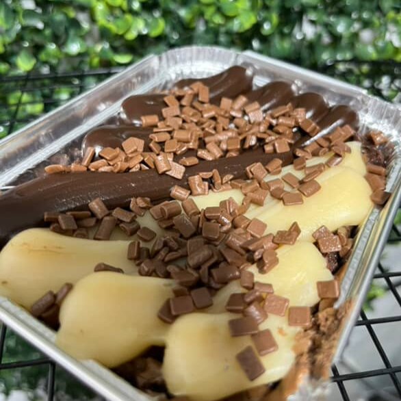 Brownie molhadinho, recheada com brigadeiro 50% cacau e brigadeiro de ninho